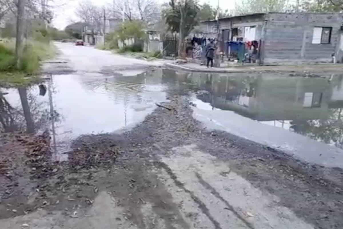 Forma fuga de aguas negras represa pestilente en Cadereyta