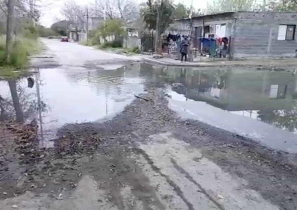 Forma fuga de aguas negras represa pestilente en Cadereyta
