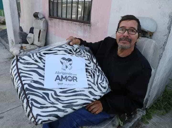 Entrega DIF Matamoros cobijas a familias en situación vulnerable