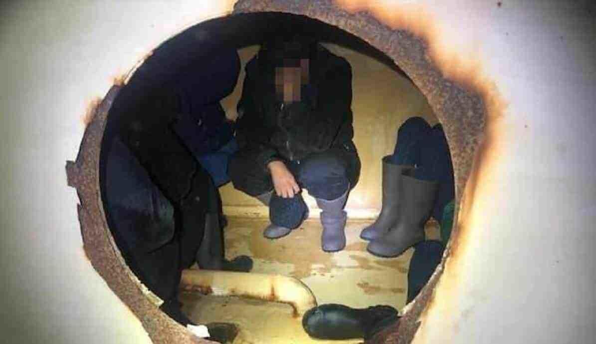 Abandonan a ilegales ocultos dentro de una pipa en Laredo, Texas