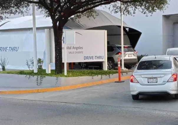 ¡Desesperados! Regios llegan a drive thru privados para prueba COVID-19