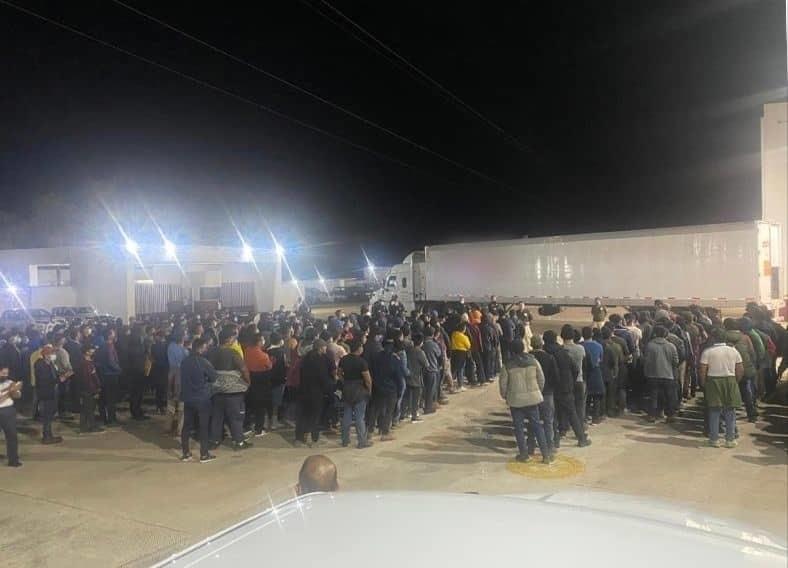 Rescata INM a 359 migrantes hacinados en caja de tráiler en Veracruz