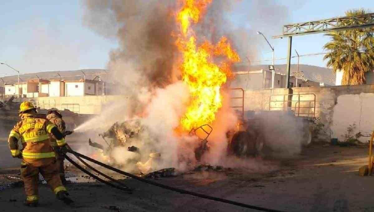 Arde tractocamión en Escobedo