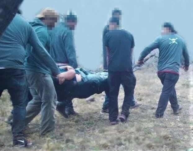 Ayudan migrantes a lesionado y los capturan
