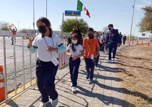 VIDEO: Se vacunan más de 300 niños regios en puente Colombia