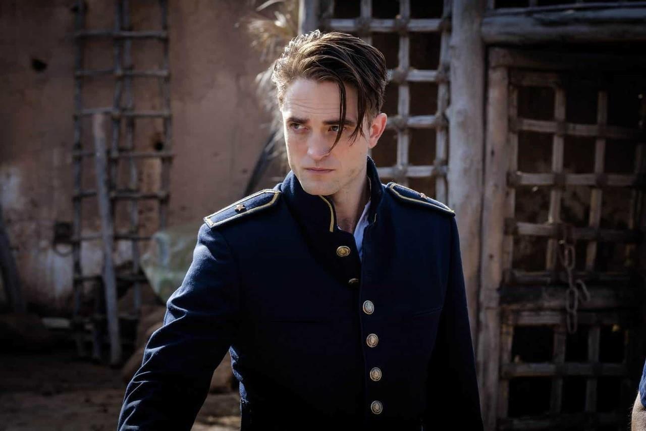 Podrían hacer mancuerna Robert Pattinson y el director de Parásitos