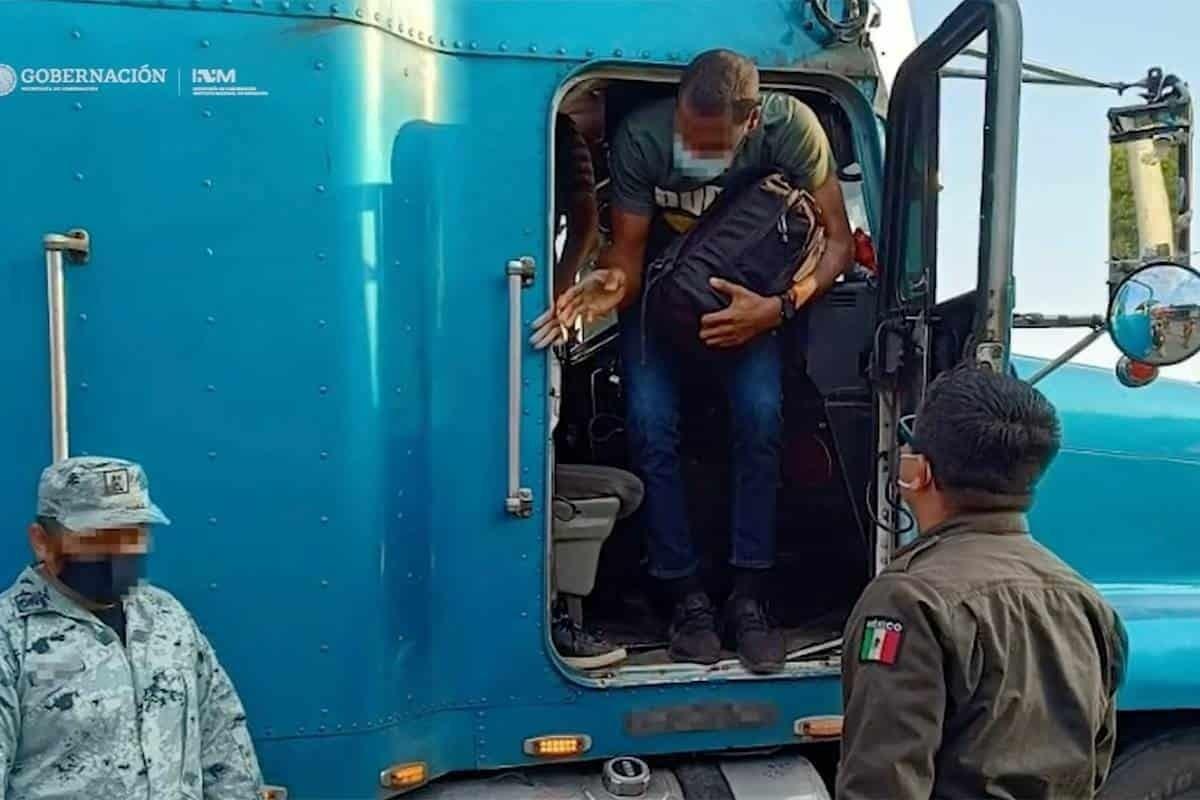 Rescatan a 16 migrantes que iban hacinados en tráiler en Tabasco