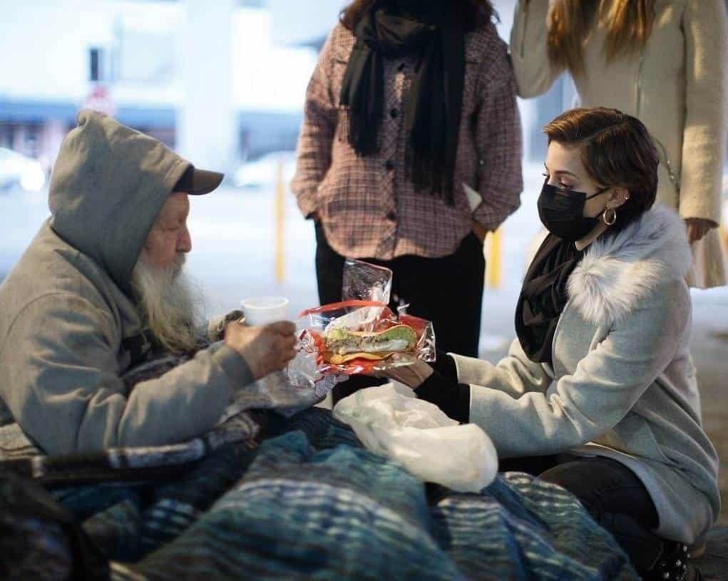 Convence Mariana a abuelitos de ir a refugio ante bajas temperaturas