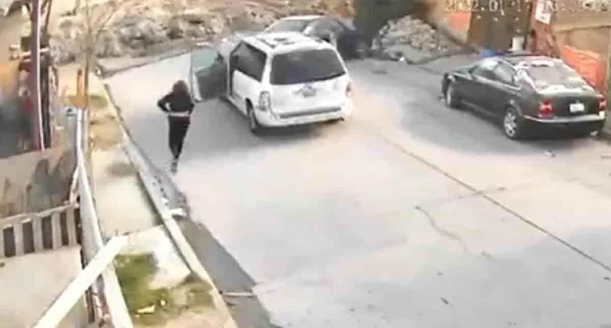 Choca mujer ebria; camioneta con sus hijos cae a canal de agua