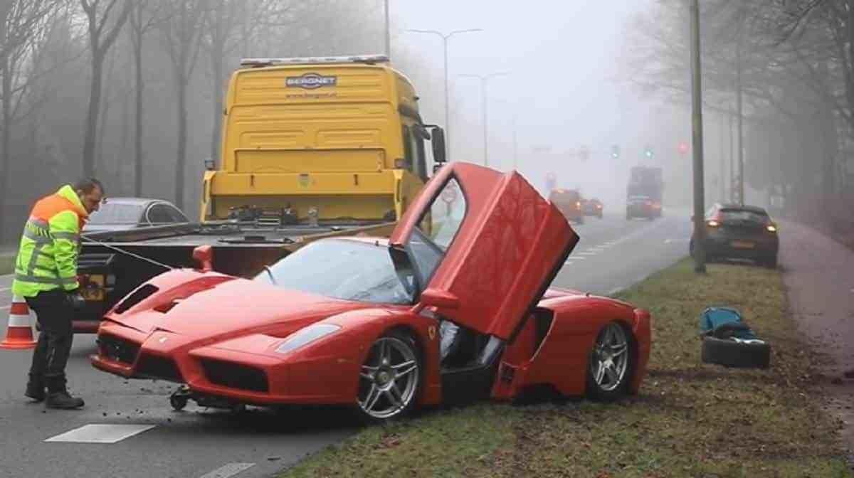 Destruye conductor Ferrari Enzo valuado en más de 2 mdd