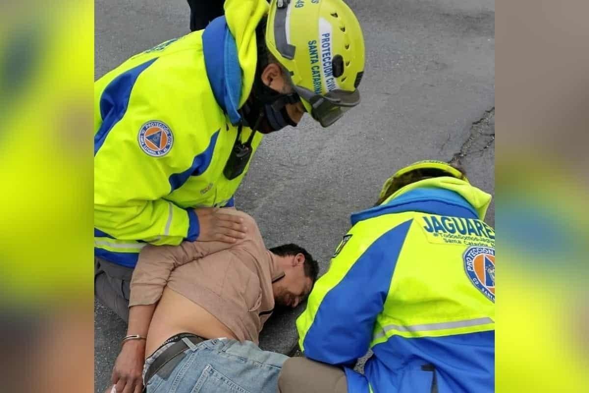 Hombre intenta tirarse de puente de Santa Catarina