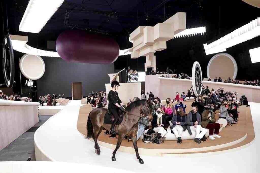 ¡En un caballo! Sorprende nieta de Grace Kelly en pasarela de Chanel
