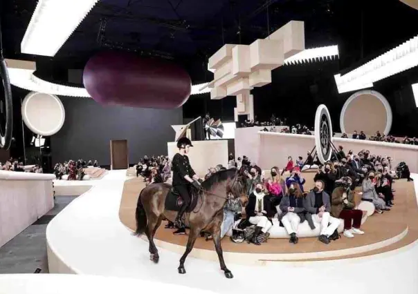 ¡En un caballo! Sorprende nieta de Grace Kelly en pasarela de Chanel