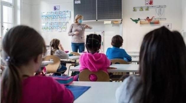 ¡Le entra al quite! Gobernadora se va a dar clases ante contagios de COVID