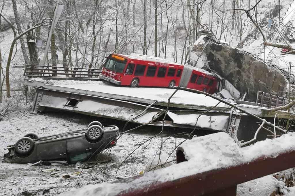 ¡De película! Colapsa puente y se lleva autobús y un carro