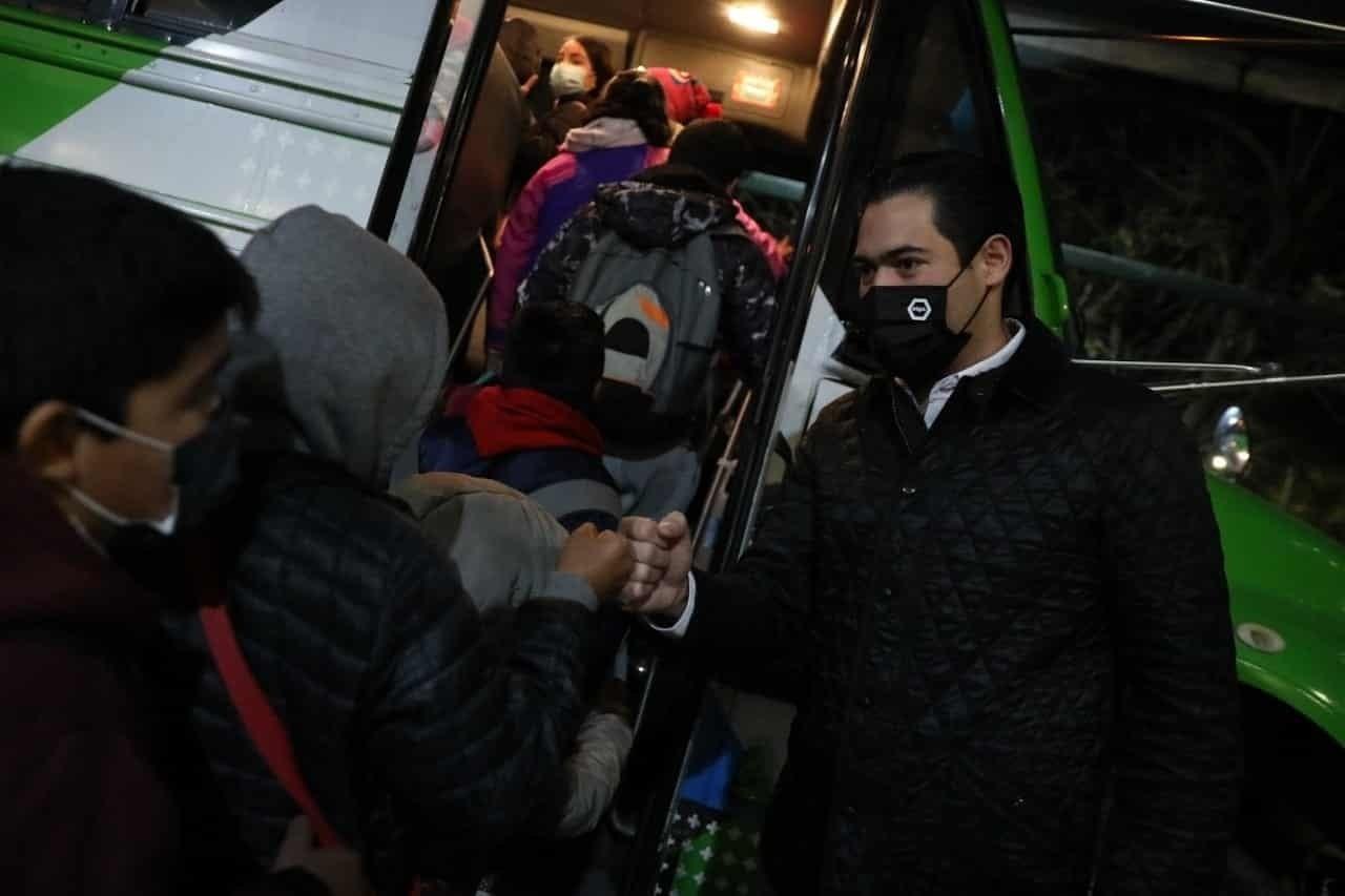 Llevan a 34 menores de Santiago a vacunación transfronteriza
