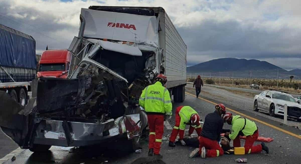 Chocan 2 tráileres en la carretera 57