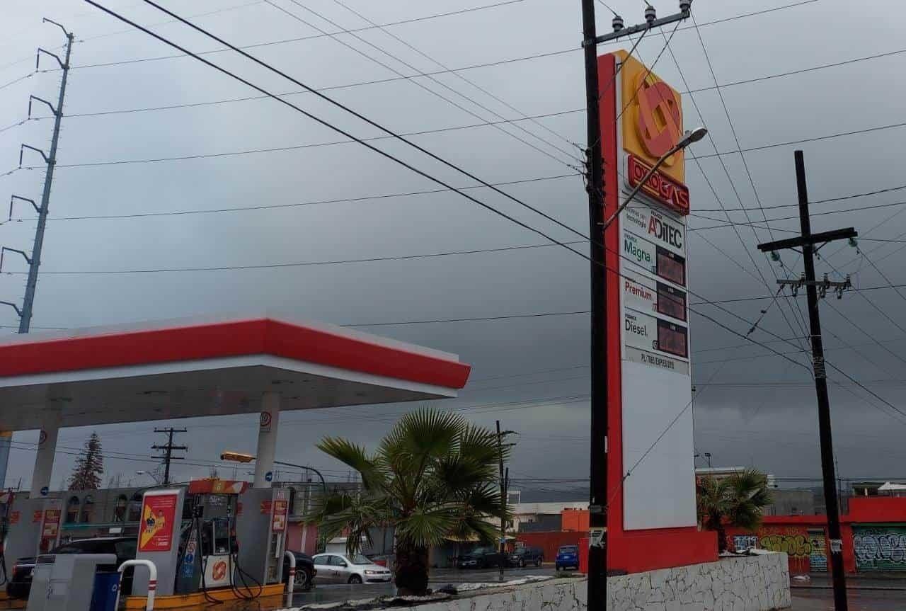 Continúa alza de gasolina en Nuevo León, Premium llega a los 25 pesos