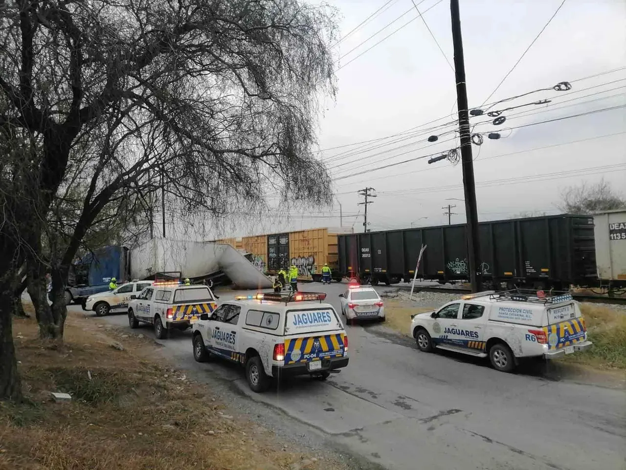 Intenta ganar paso al tren y trailero es embestido