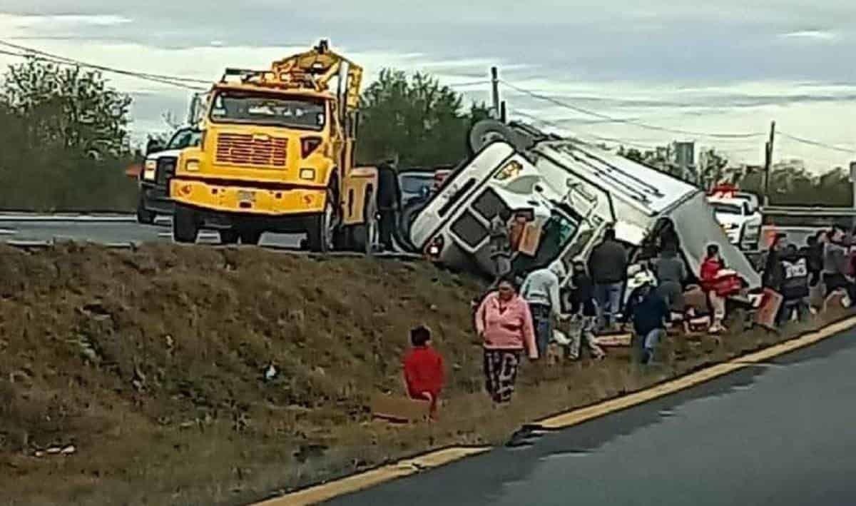 Vuelca tráiler cargado con carne y aparece la rapiña