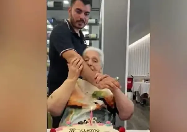 Confunde abuelita a un mesero con su nieto; toma su brazo y lo besa