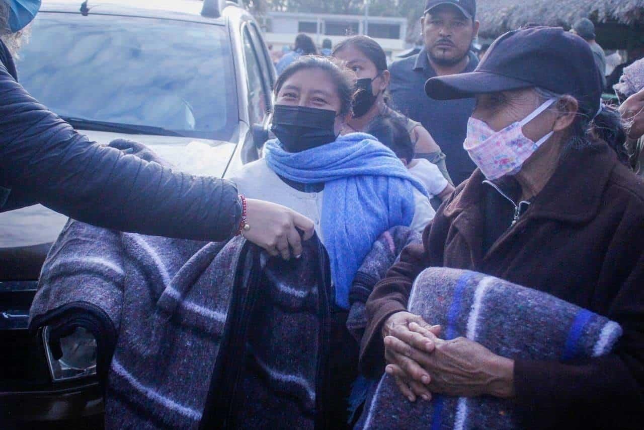 Entrega diputado Carlos Fernández apoyo y cobertores a familias