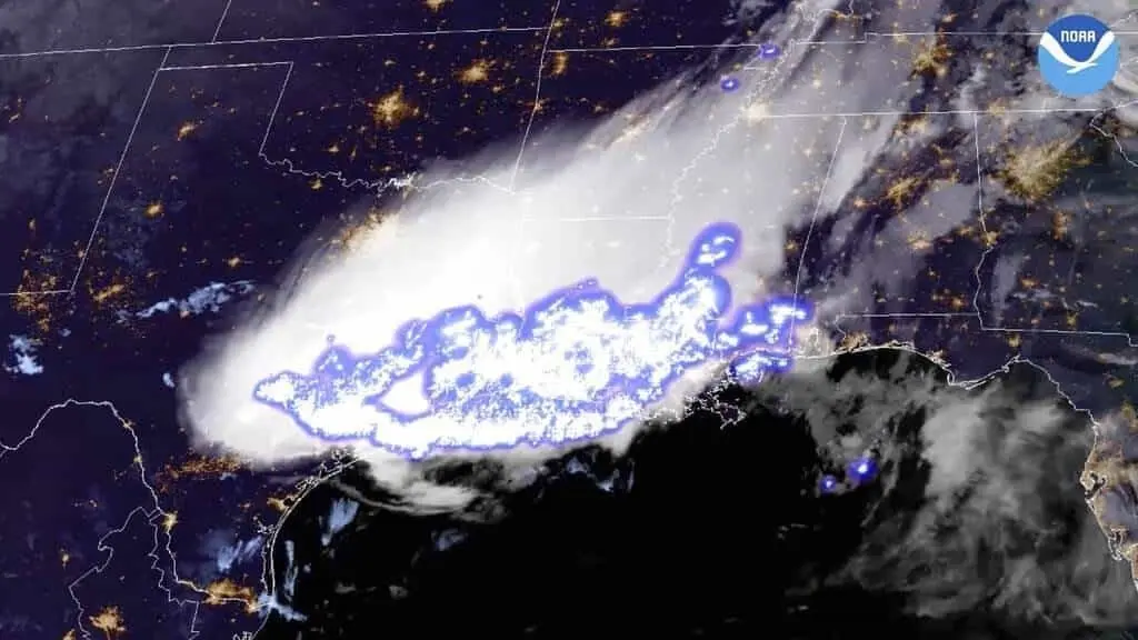 ¡Impresionante! Detectan rayo de casi 800 kilómetros en EU