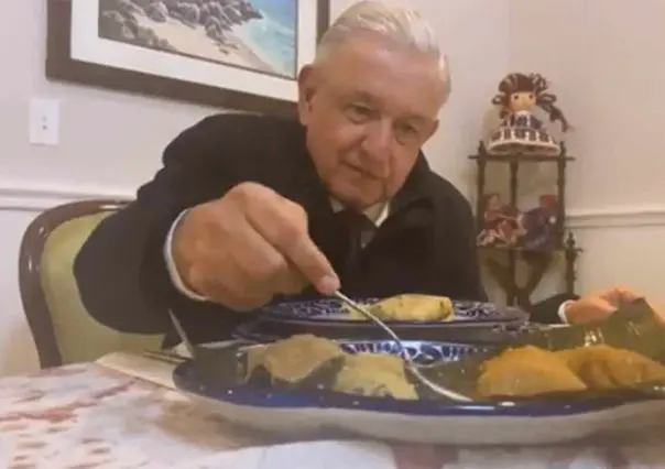 ¡No se hagan rosca! AMLO degusta tamales de chipilín y chanchamito