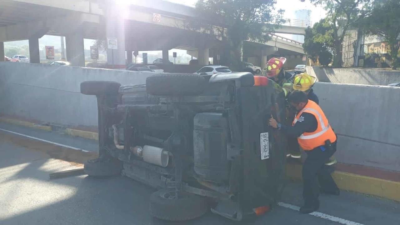 Sufre cerrón y mujer vuelca camioneta en Monterrey