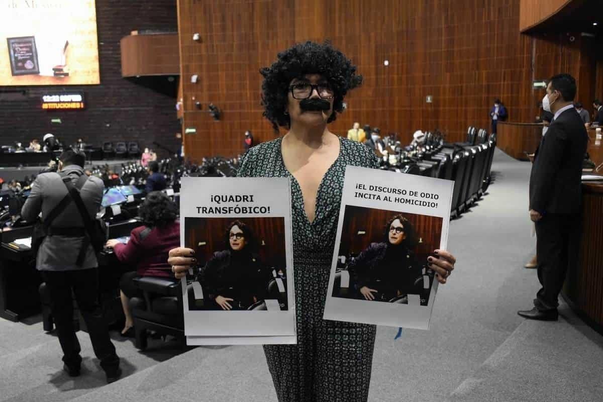 Diputada trans se disfraza de Gabriel Quadri; exige su destitución