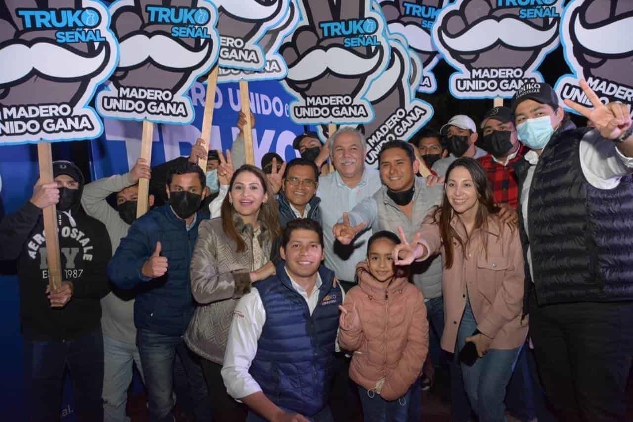 Miles de simpatizantes del PAN, PRI y PRD viven fiesta con “El Truco”