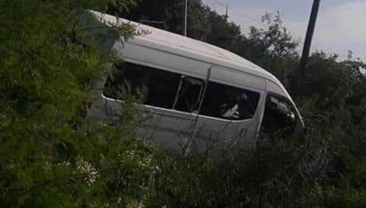 Se desbarranca camioneta con maestros en Michoacán; hay 3 muertos