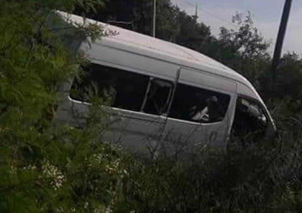 Se desbarranca camioneta con maestros en Michoacán; hay 3 muertos