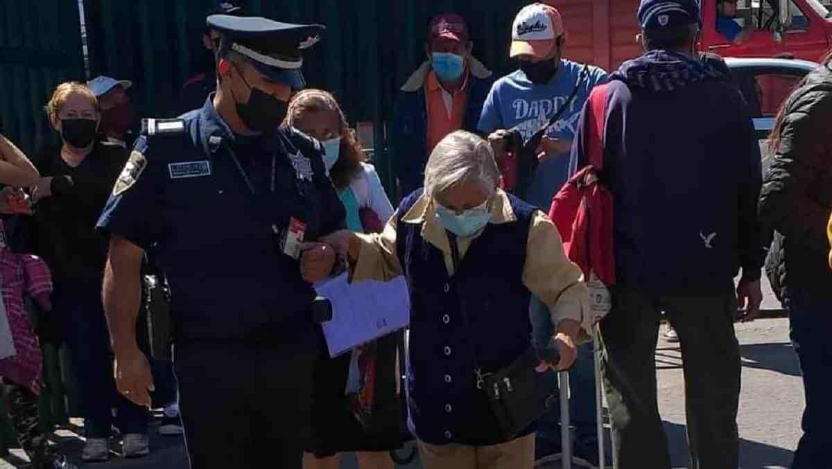 Envía abuelita acróstico a policías en gratitud