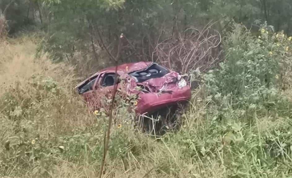 Cae vehículo al lecho del río Santa Catarina en Monterrey