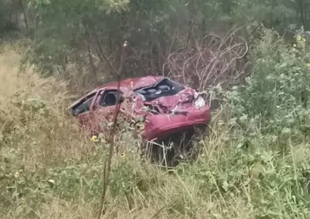 Cae vehículo al lecho del río Santa Catarina en Monterrey