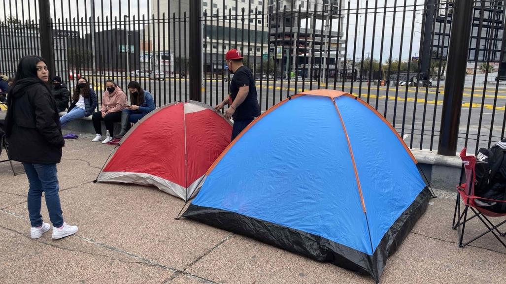 Acampan regios por boletos para concierto de Bad Bunny