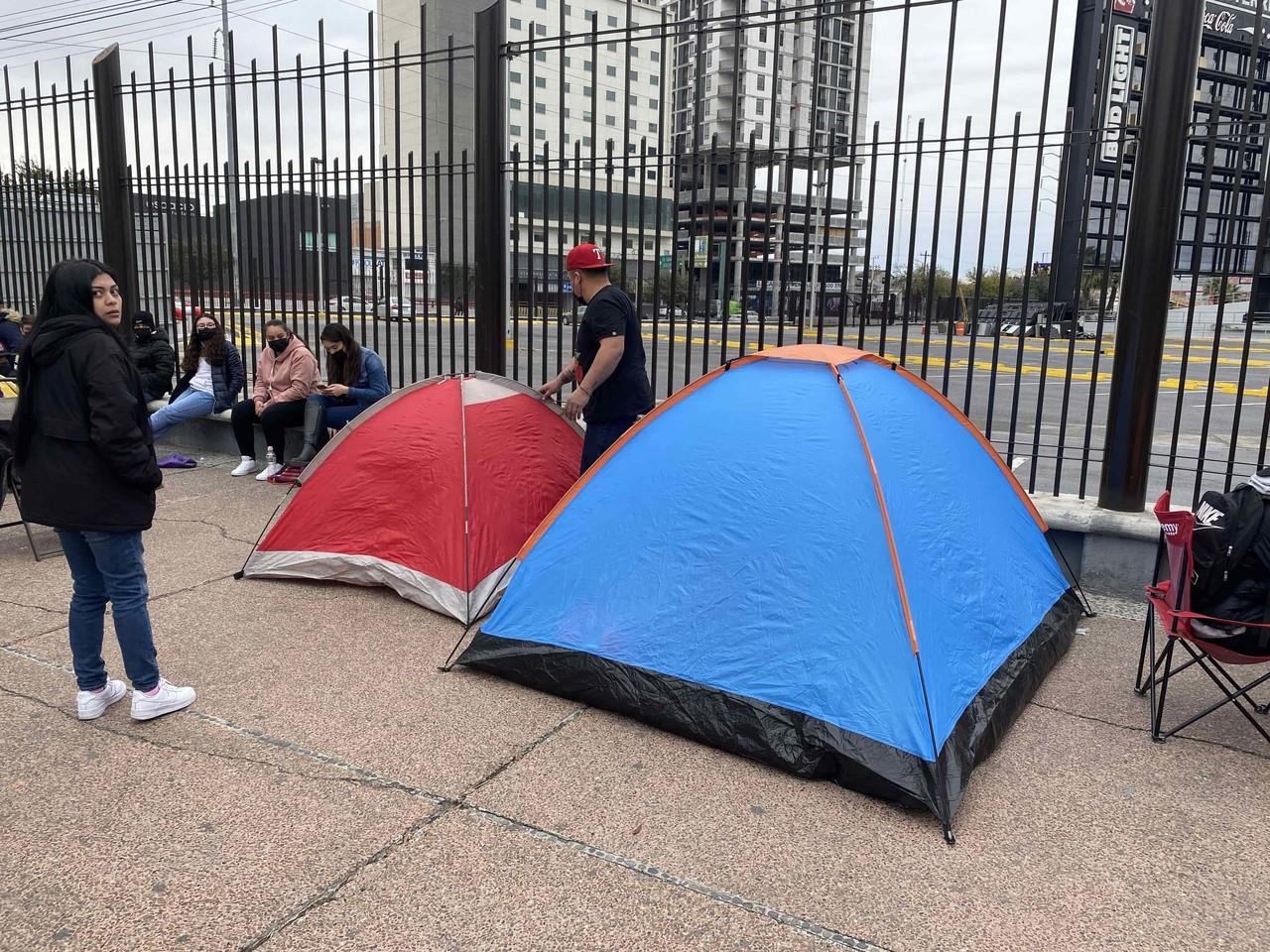 Acampan regios por boletos para concierto de Bad Bunny