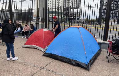 Acampan regios por boletos para concierto de Bad Bunny