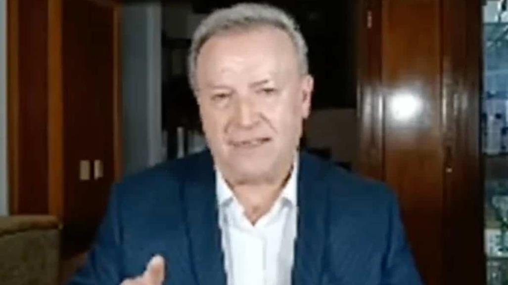 ¡Se le rompe la silla! Gilberto Lozano cae en transmisión en vivo