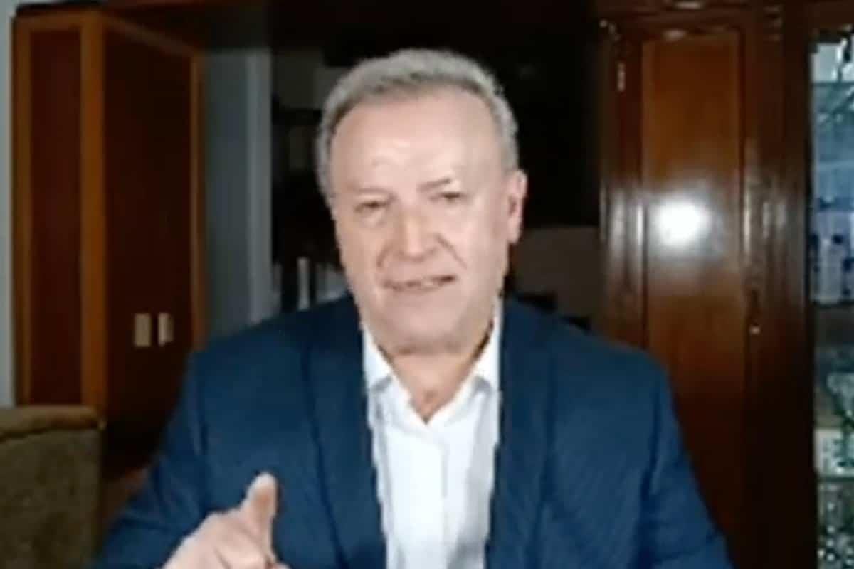 ¡Se le rompe la silla! Gilberto Lozano cae en transmisión en vivo