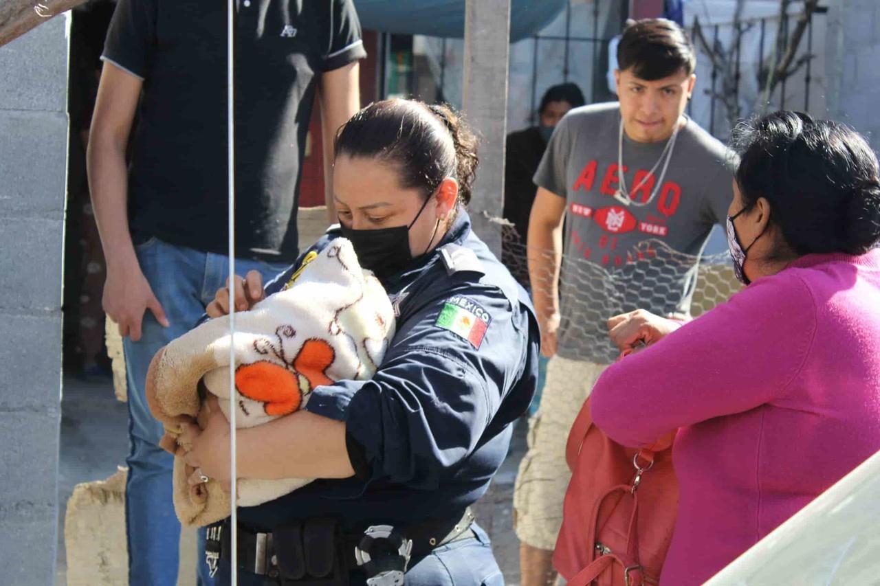 ¡La cigüeña llegó en patrulla! Policías de Escobedo ayudan a mujer en parto
