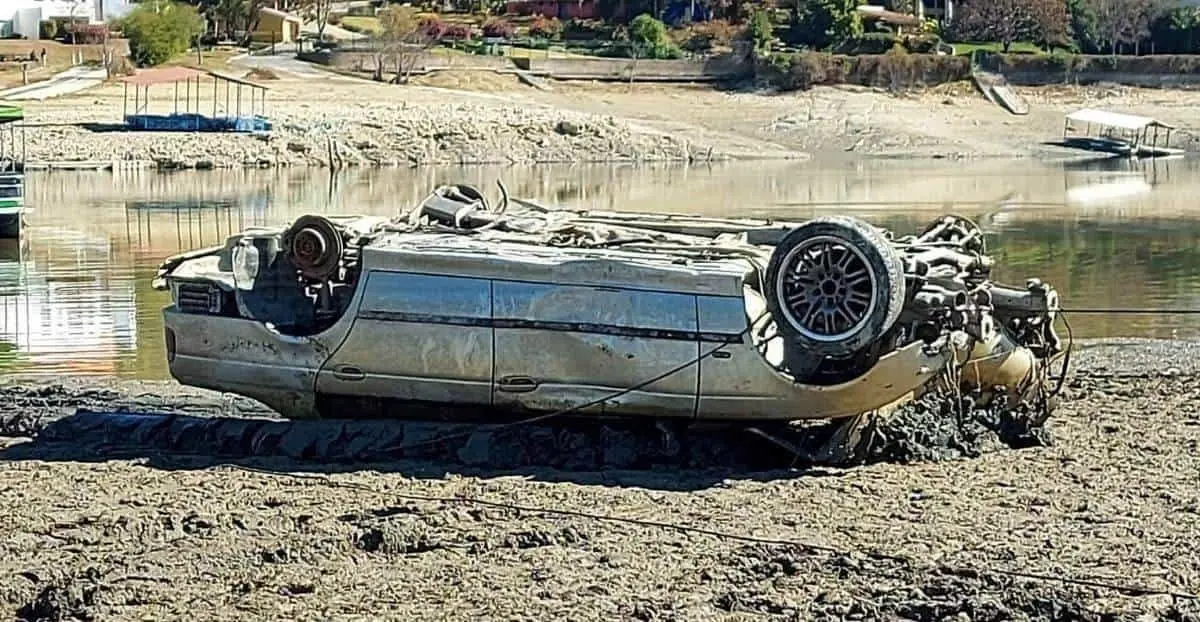 Retiran vehículo encontrado en la presa La Boca