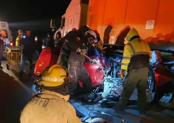 Dormita y choca contra tráiler en Galeana