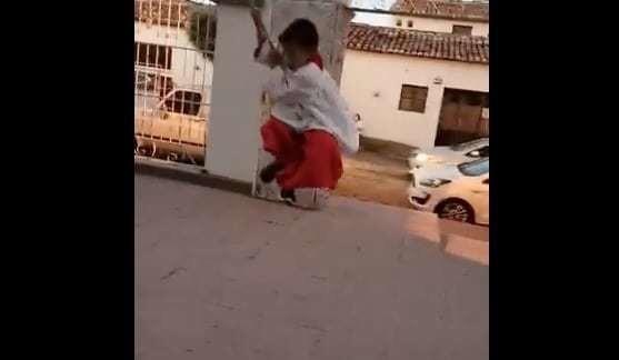 ¡Esa es la actitud! Monaguillos arman fiesta para tocar las campanas