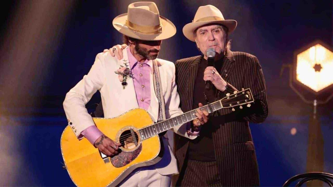 Reaparece Joaquín Sabina en los Goya luego de sufrir caída