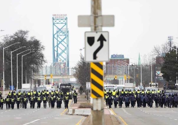 Despeja policía de Canadá bloqueo fronterizo; hay detenidos