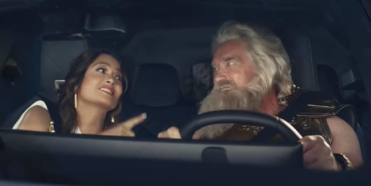 Salma Hayek y Arnold Schwarzenegger en comercial para el Super Bowl LVI