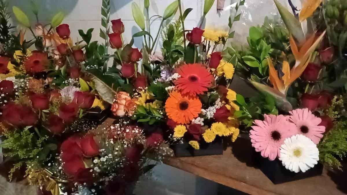Se preparan floristas para San Valentín