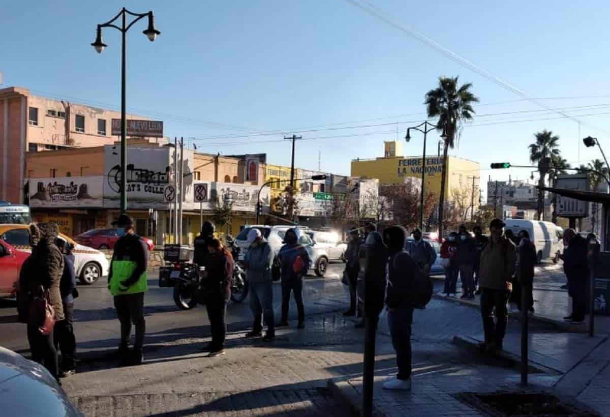Vuelven las filas a las paradas de camión en Monterrey